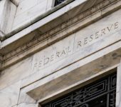 "باول" محافظ البنك الفيدرالي حذر من التعافي غير المتعادل