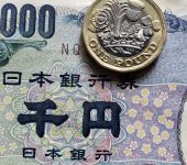 الاسترليني يزداد قوة بينما تستمر عمليات البيع المكثفة على الين الياباني