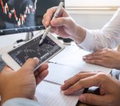 المخاوف من التضخم تطلق شرارة البيع المكثف على السندات والأسهم