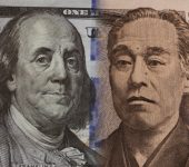 ارتداد صعودي في الدولار والين الياباني بعد تراجع عوائد السندات