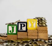 استمرار عمليات البيع المكثفة على الين الياباني ع قوة في الأسهم والعوائد