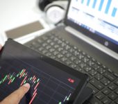 تماسك حركة الأسعار في الأسواق المالية مع تحول التركيز إلى اجتماع البنك الأسترالي