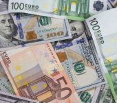 كريستين لاجارد رئيسة البنك المركزي الأوروبي اليورو يواجه صعوبة في البقاء فوق 1.14 دولار