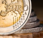 اليورو يواصل التعافي لليوم الثاني على التوالي من أدنى مستوى فى عامين مقابل الدولار الأمريكي